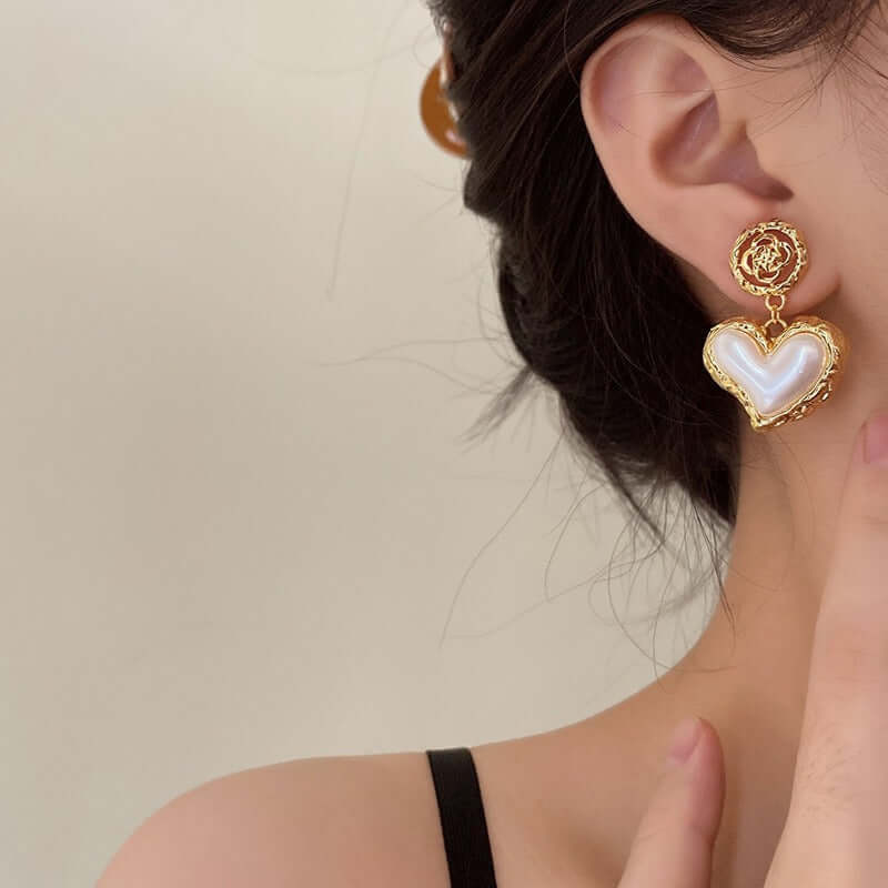 Design high-end and caring earrings for women with Xia Xiaozhong temperament and spicy girl accessories. Fashion ear accessories.